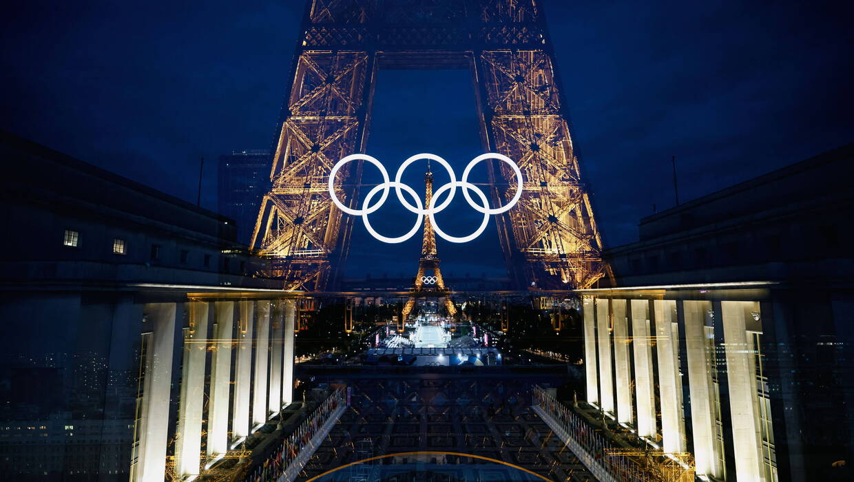 Koła olimpijskie przy Wieży Eiffela w Paryżu. Fot. PAP/EPA/ALEX PLAVEVSKI 