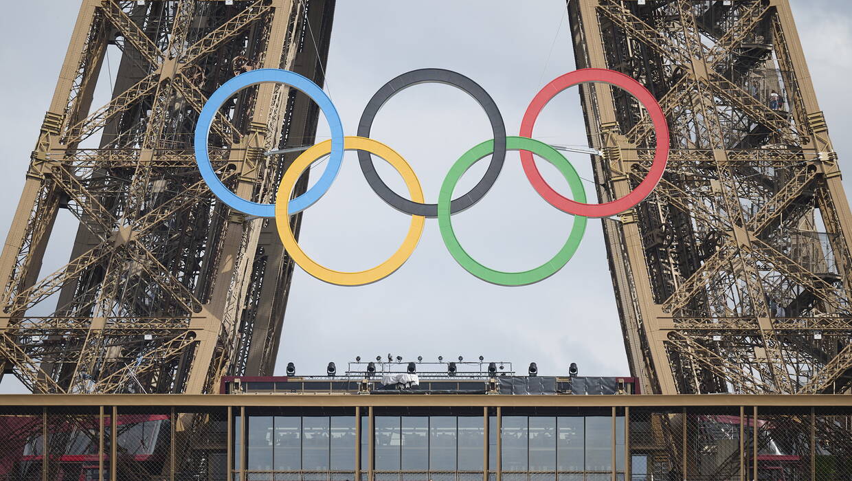 Znak olimpijski na wieży Eiffla w Paryżu. fot. PAP/Adam Warżawa