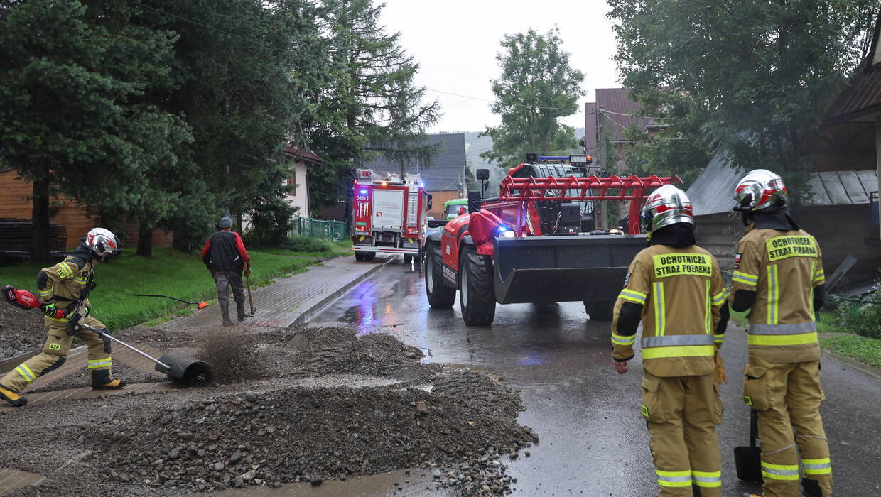  Strażacy podczas usuwania skutków ulewy jaka przeszła nad Podhalem w miejscowości Dzianisz. Fot. PAP/	Grzegorz Momot 