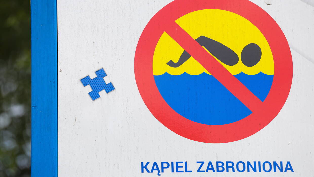 Zakaz kąpieli na plaży w Nieporęcie. Fot. PAP/Rafał Guz