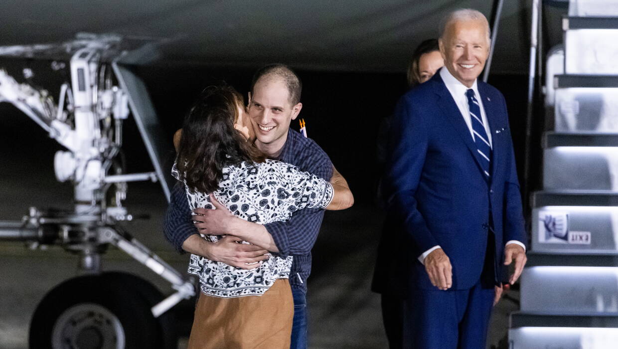 Reporter Evan Gershkovich z matką i prezydent Joe Biden Fot. PAP/EPA/JIM LO SCALZO