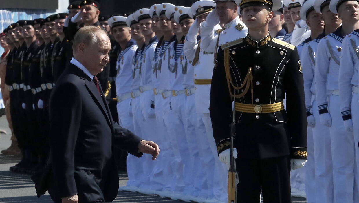 Władimir Putin z żołnierzami rosyjskiej marynarki wojennej, fot. PAP/EPA/ANATOLY MALTSEV