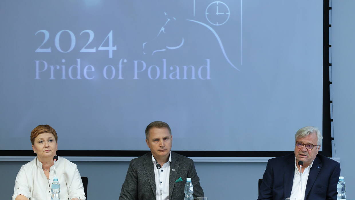 Dyrektor generalny Krajowego Ośrodka Wsparcia Rolnictwa Henryk Smolarz (C), doradczyni dyrektora generalnego ds. koni arabskich Anna Stojanowska (L) i doradca prezesa stadniny koni Janów Podlaski Marek Trela (P) na briefingu prasowym nt. "Dni Konia Arabskiego w Stadninie Koni Janów Podlaski 2024 r. Fot. PAP/Paweł Supernak