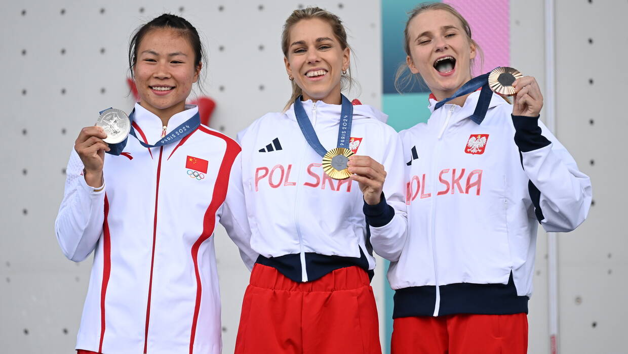 Aleksandra Mirosław (w środku) i Aleksandra Kałucka z medalami Fot. PAP/Adam Warżawa