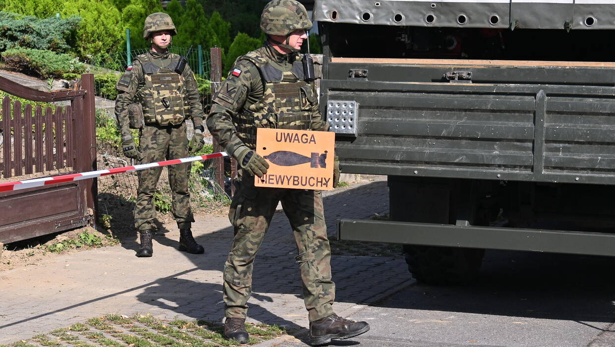 Patrol saperski w Szczecinie podczas podejmowania bomby lotniczej z czasów II wojny światowej, fot. PAP/Marcin Bielecki