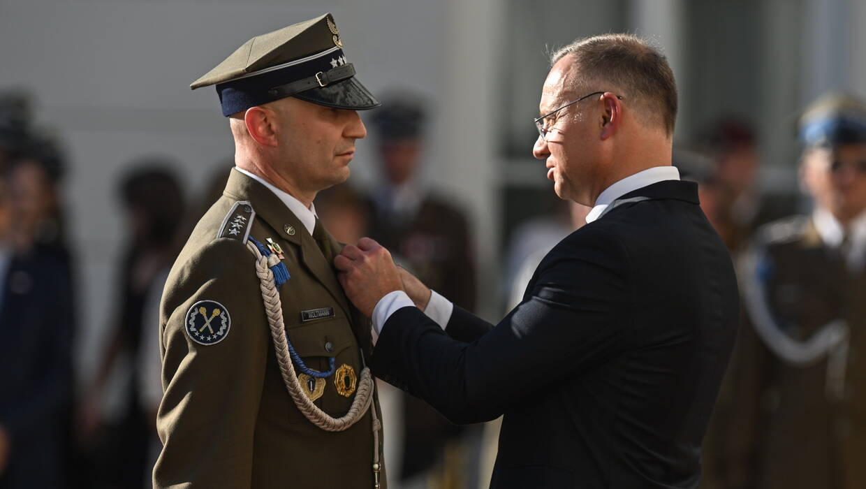 Prezydent RP Andrzej Duda raz odznaczony starszy chorąży sztabowy Andrzej Woltmann. Fot. PAP/Radek Pietruszka