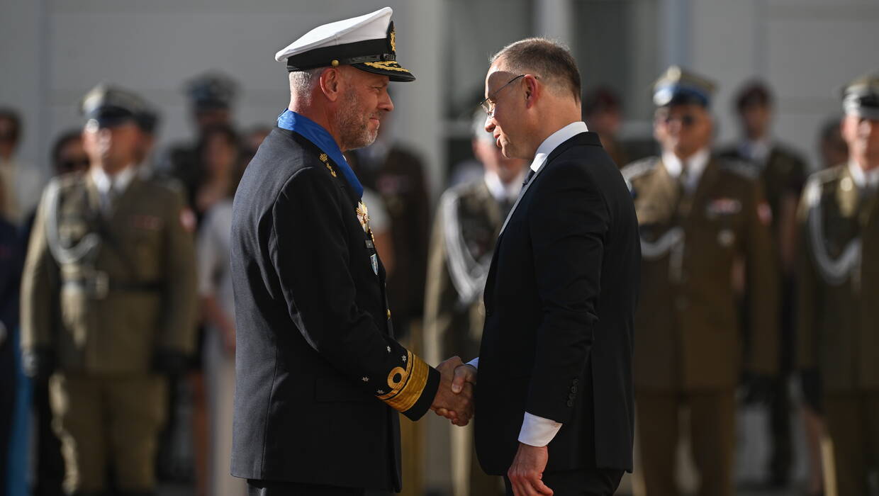 Prezydent RP Andrzej Duda oraz odznaczony przewodniczący Komitetu Wojskowego NATO admirał Rob Bauer. Fot. PAP/Radek Pietruszka