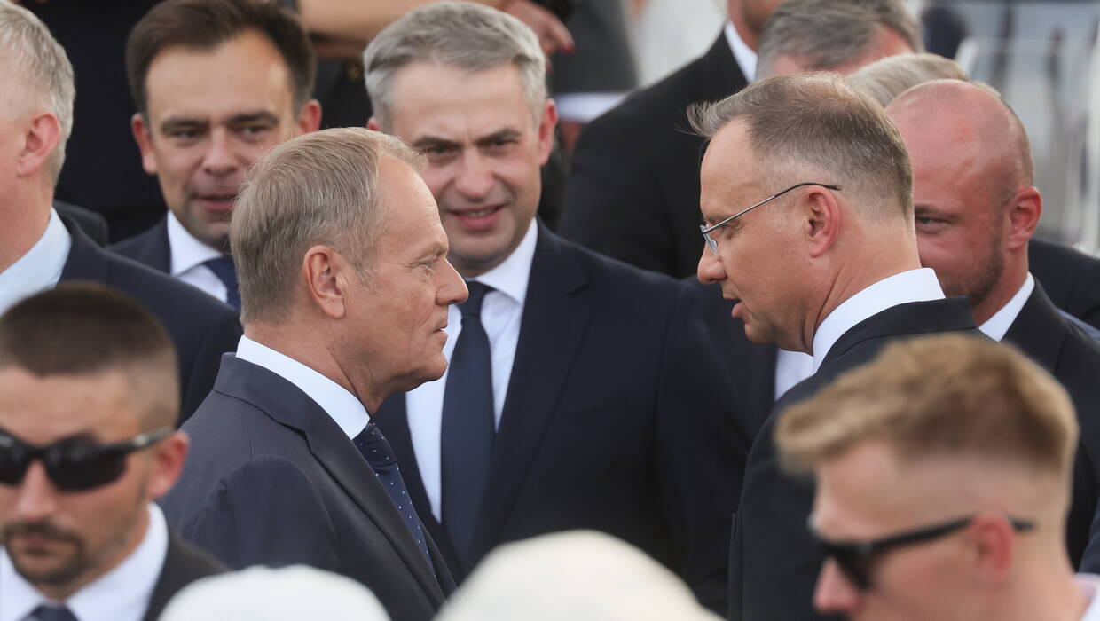 Premier Donald Tusk i prezydent Andrzej Duda podczas rozmowy w trakcie obchodów święta wojska Fot. PAP/Leszek Szymański