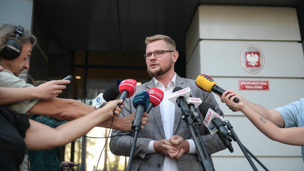 Polityk Suwerennej Polski, poseł klubu PiS Michał Woś podczas wypowiedzi dla mediów przed siedzibą Prokuratury Krajowej w Warszawie, fot. PAP/Marcin Obara