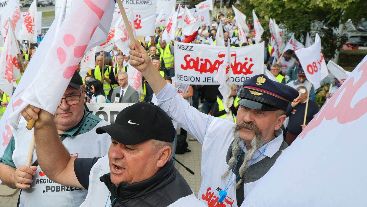 Protest pracowników PKP Cargo i Poczty Polskiej w Warszawie. Fot. PAP/Paweł Supernak