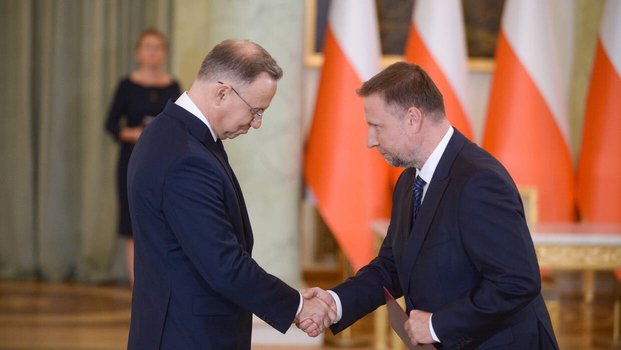 Prezydent RP Andrzej Duda (L) i powołany na ministra - członka Rady Ministrów, pełnomocnika rządu ds. odbudowy po powodzi Marcin Kierwiński (P). Fot. PAP/PAP/Marcin Obara