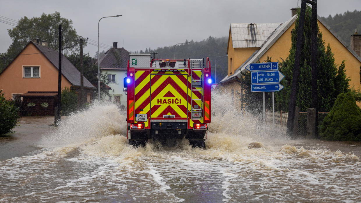 Czeska straż pożarna. Fot. EPA/MARTIN DIVISEK