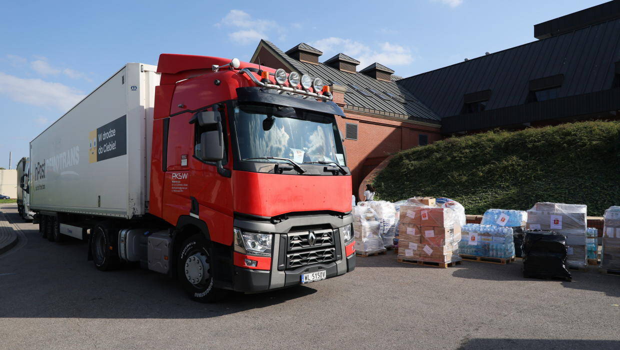 Szykowanie kolejnego transportu z pomocą dla poszkodowanych w powodzi na południowym-zachodzie Polski. Fot. PAP/Paweł Supernak