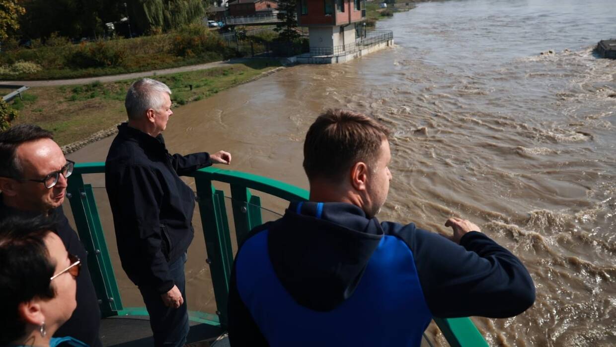 Minister infrastruktury Dariusz Klimczak (drugi z lewej) i szef MSWiA Tomasz Siemoniak (trzeci z lewej) w Oplu Fot. X/MSWiA