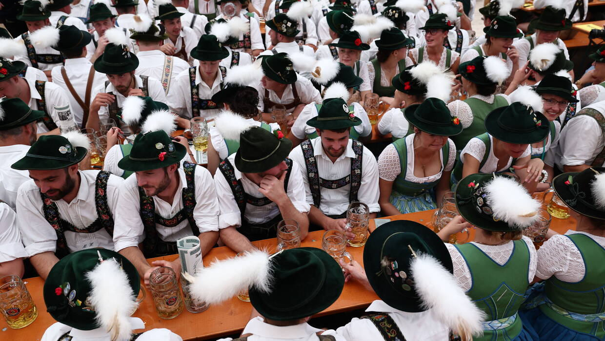 Uczestnicy Oktoberfestu Fot. PAP/EPA/ANNA SZILAGYI