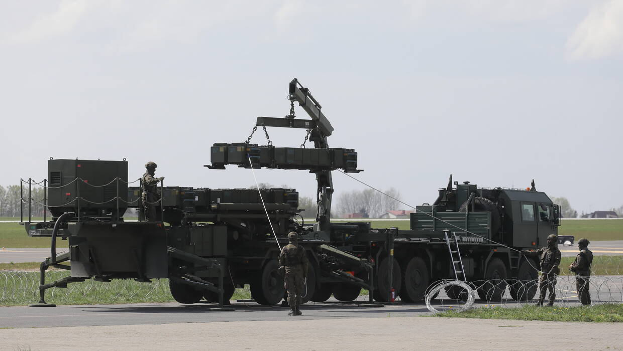  Rakietowy zestaw przeciwlotniczy krótkiego zasięgu „mała Narew” (L) i amerykański rakietowy system ziemia-powietrze Patriot (P). Fot. PAP/	Paweł Supernak