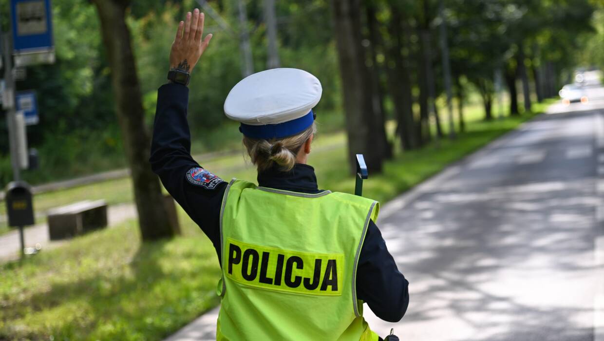 Patrol policji zatrzymuje samochód do kontroli Fot. PAP/Marcin Bielecki