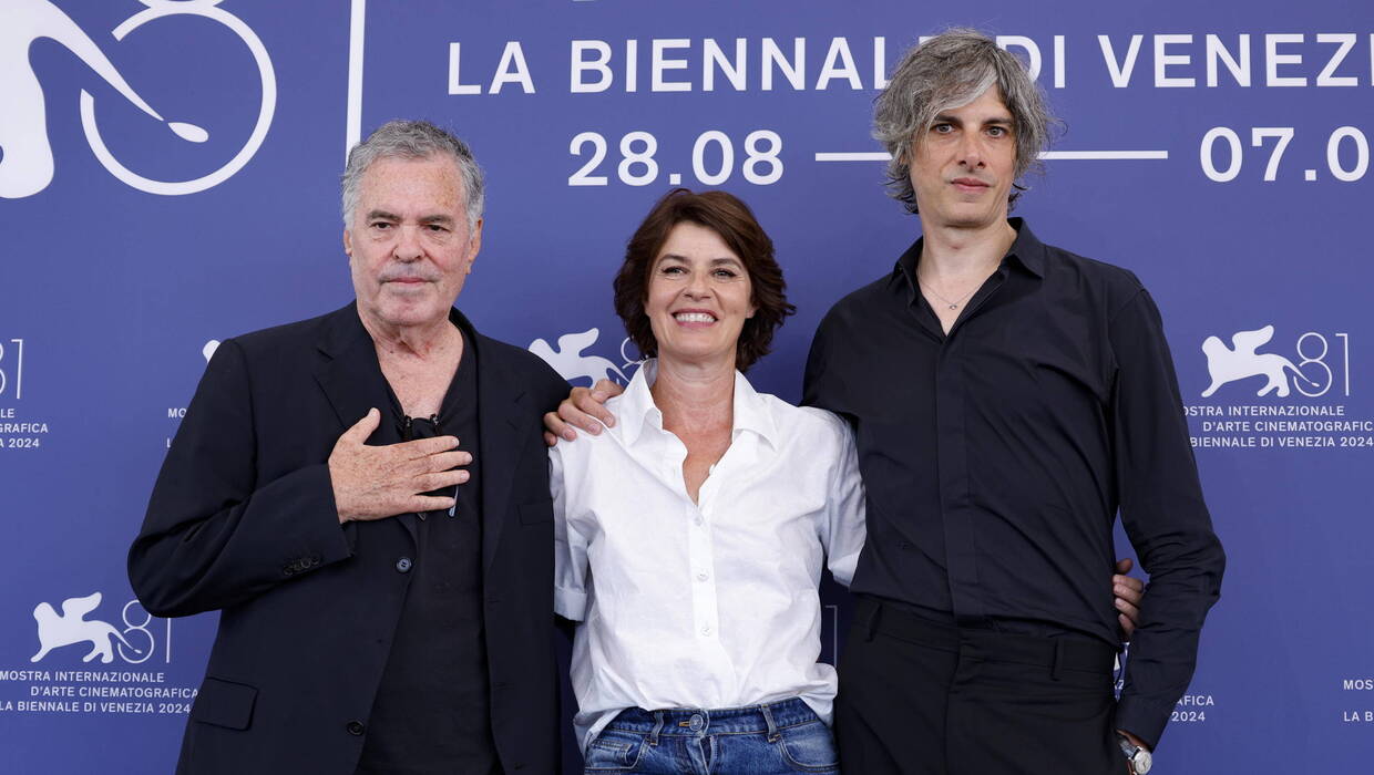 Reżyser Amos Gitai (L), aktorka Irène Jacob i Micha Lescot. Fot. EPA/FABIO FRUSTACI 