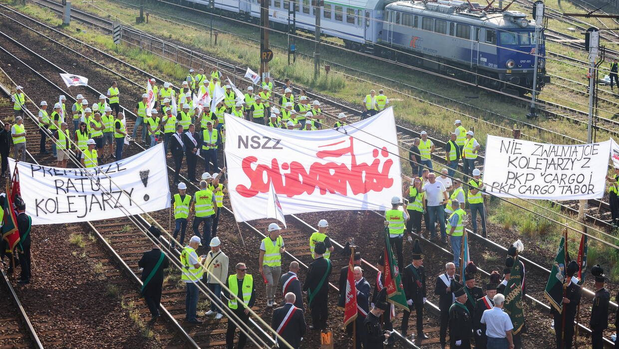 Związkowcy ze Śląsko-Dąbrowskiej "Solidarności" protestujący przeciwko likwidacji czterech kopalń, zablokowali tory kolejowe w Katowicach w kierunku Sosnowca, fot. PAP/Michał Meissner