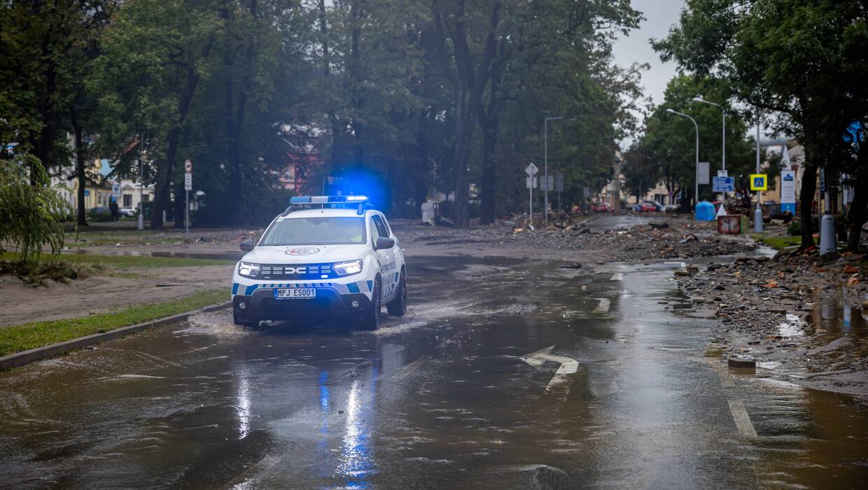 Zalana droga, radiowóz policyjny w Czechach Fot. PAP/EPA/MARTIN DIVISEK