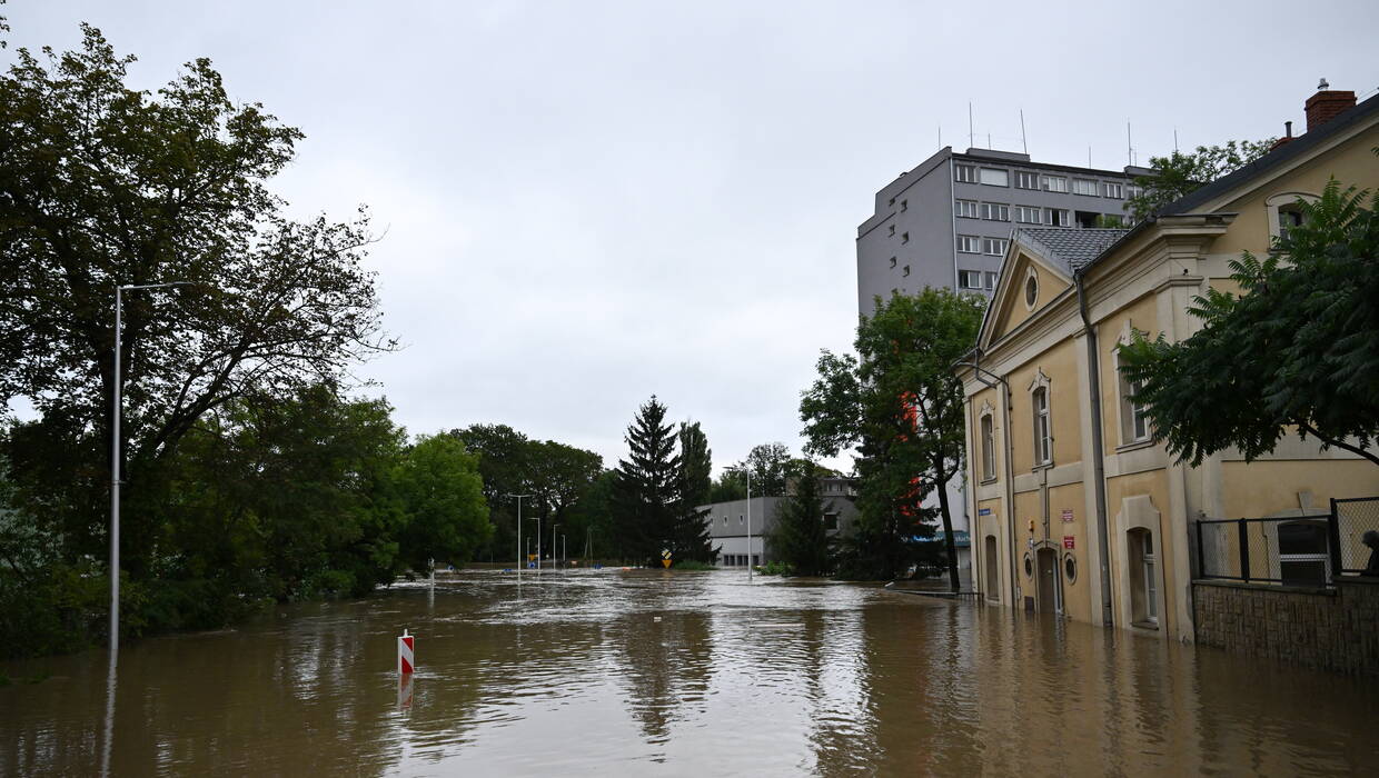 Rzeka Nysa Kłodzka zalała Kłodzko. Niż genueński, który dotarł nad Polskę w czwartek 12 września, odpowiada za aktualne załamanie pogody i ulewne deszcze szczególnie na Dolnym Śląsku. Fot. PAP/Maciej Kulczyński