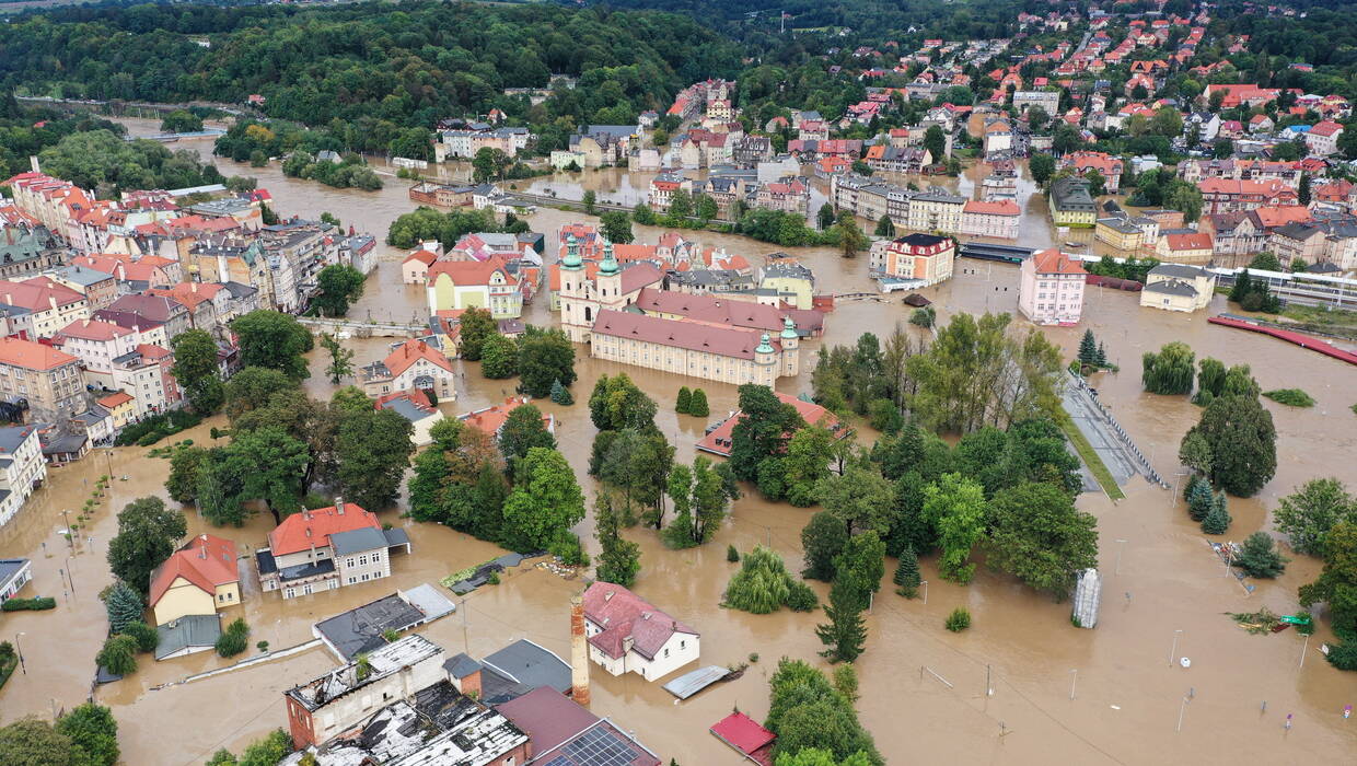 Dynamiczna sytuacja powodziowa. Rzeka Nysa Kłodzka zalała Kłodzko