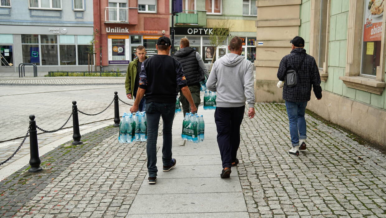 Mieszkańcy Nysy zaopatrują się w wodę butelkowaną Fot. PAP/Sławek Pabian 