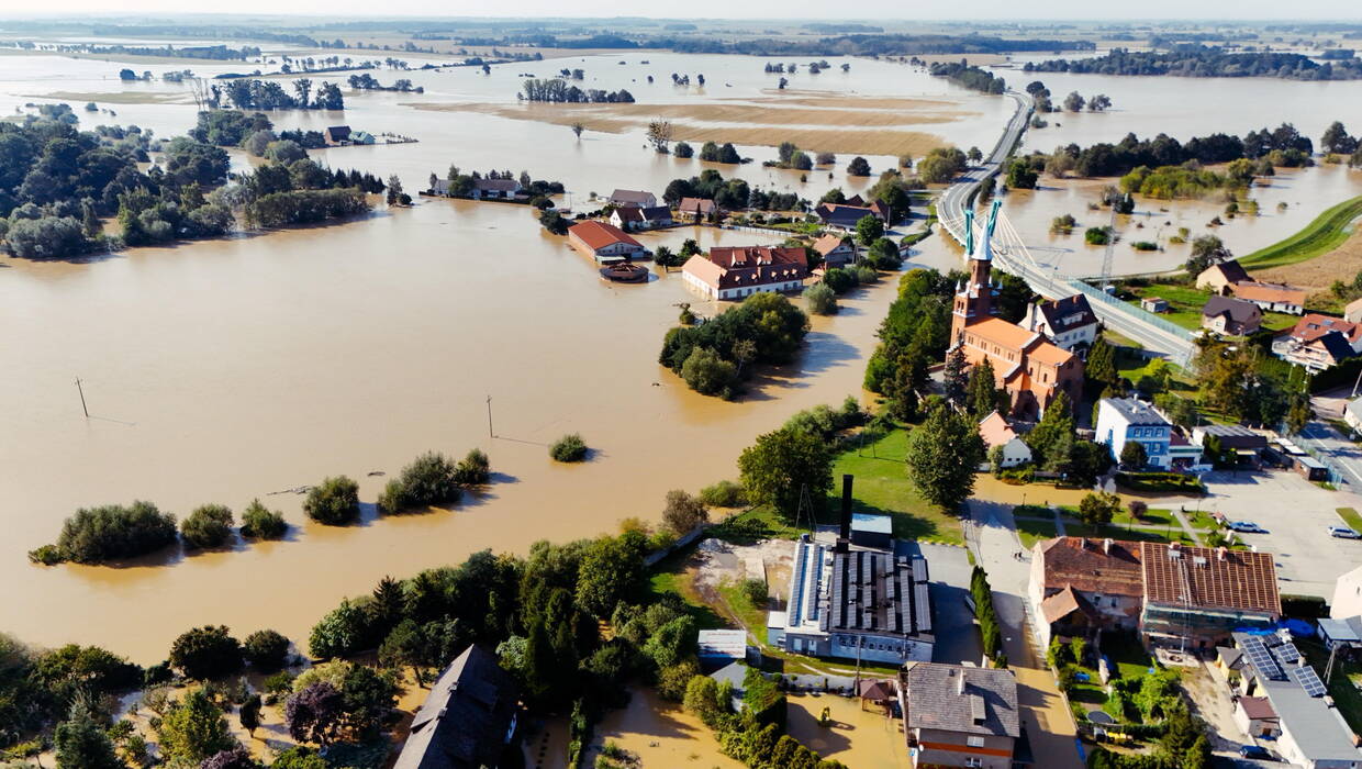 Zalane tereny w miejscowości Skorogoszcz po wylaniu Nysy Kłodzkiej. Fot. PAP/	Michał Meissner