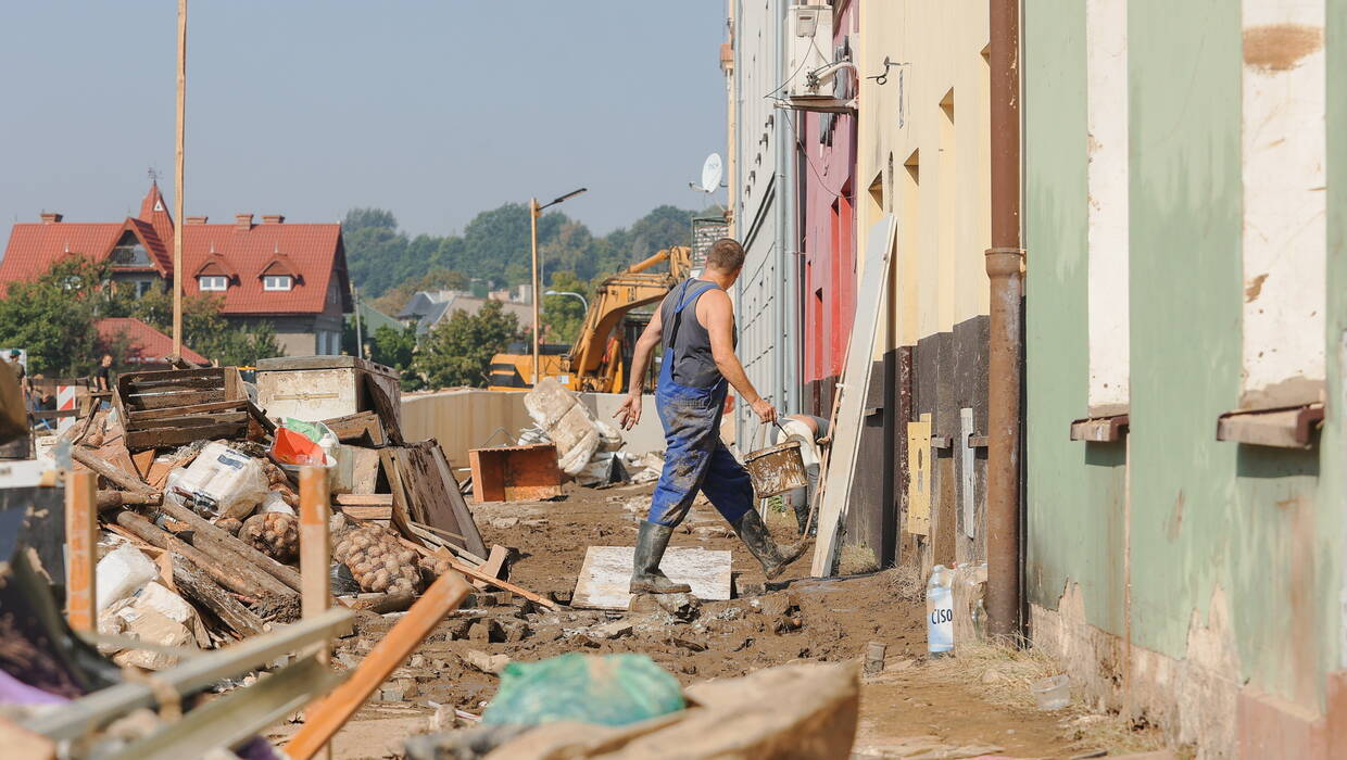 Sprzątanie po powodzi w miejscowości Głuchołazy. Fot. PAP/Michał Meissner