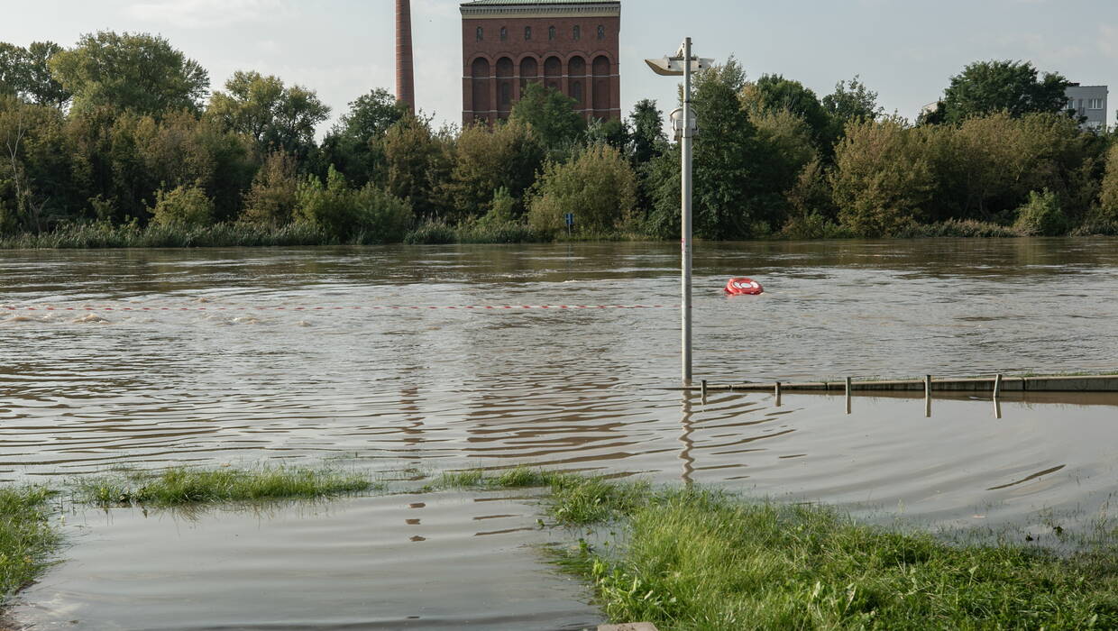 Przez Wrocław przechodzi fala powodziowa. Fot. PAP/	Krzysztof Ćwik