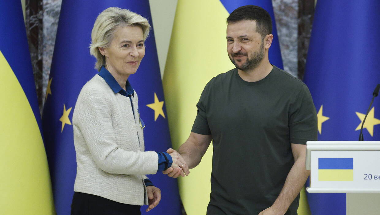 Przewodnicząca Komisji Europejskiej Ursula von der Leyen (L) i prezydent Ukrainy Wołodymyr Zełenski. Fot. PAP/EPA/	SERGEY DOLZHENKO