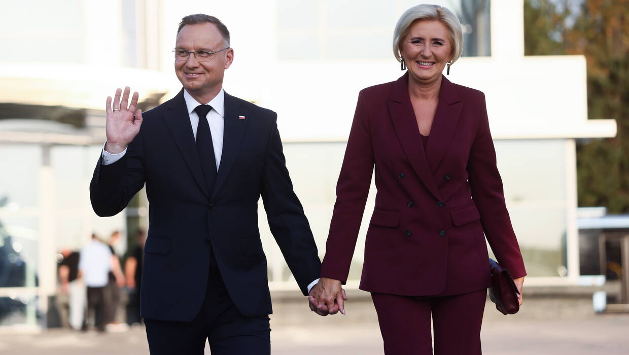 Prezydent RP Andrzej Duda i pierwsza dama Agata Kornhauser-Duda na lotnisku w Warszawie. Polska para prezydencka udaje się z wizytą do USA. Fot. PAP/Leszek Szymański