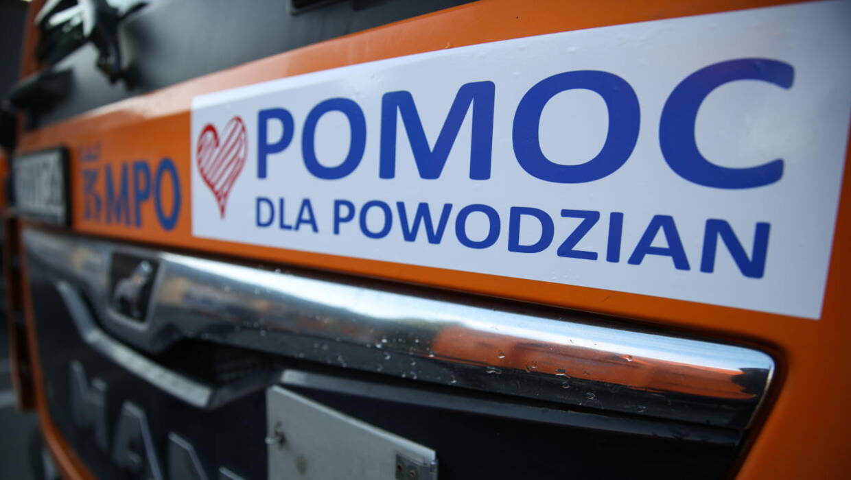 Samochód z pomocą dla poszkodowanych w powodzi Fot. PAP/Łukasz Gągulski