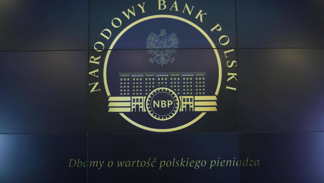 Logo Narodowego Banku Polskiego w centrali NBP w Warszawie. Fot. PAP/Rafał Guz