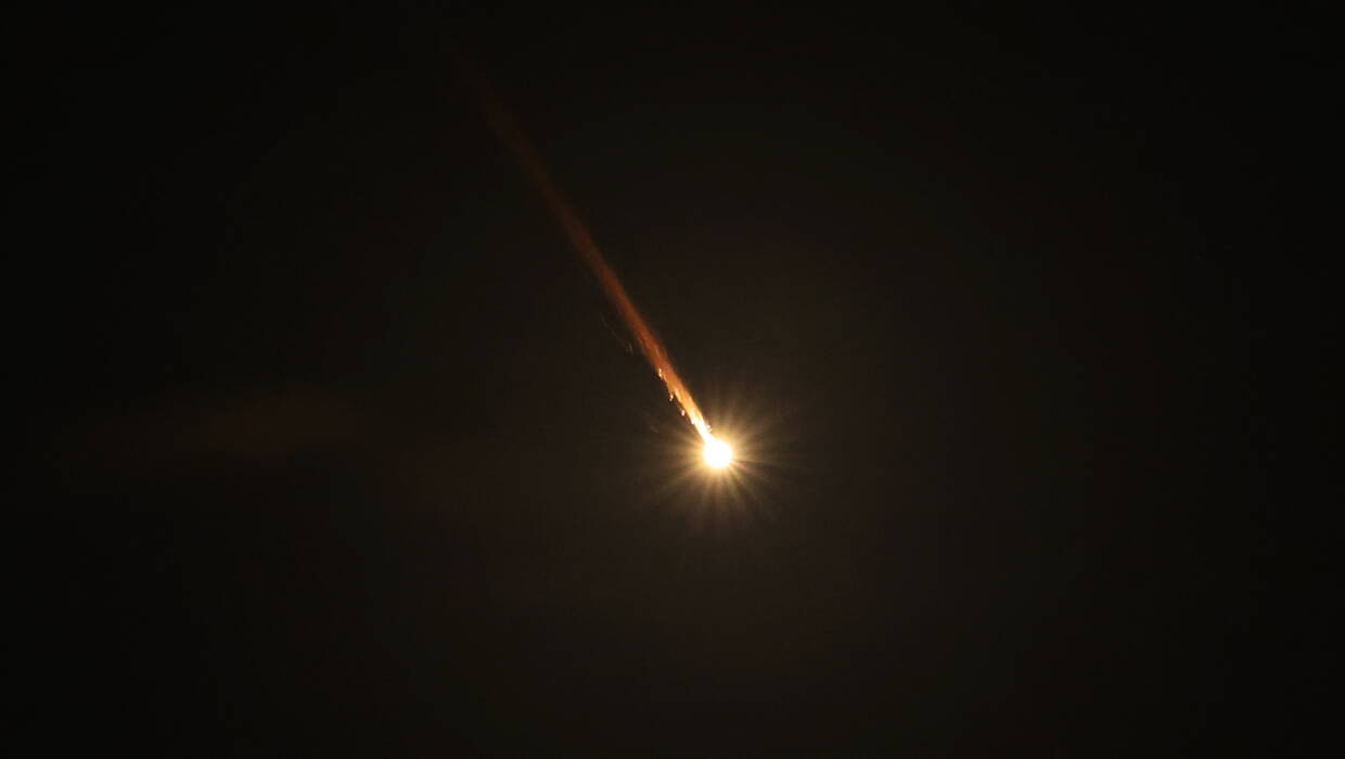 Pocisk przelatuje nad Górną Galileą w północnym Izraelu Fot. PAP/EPA/ATEF SAFADI