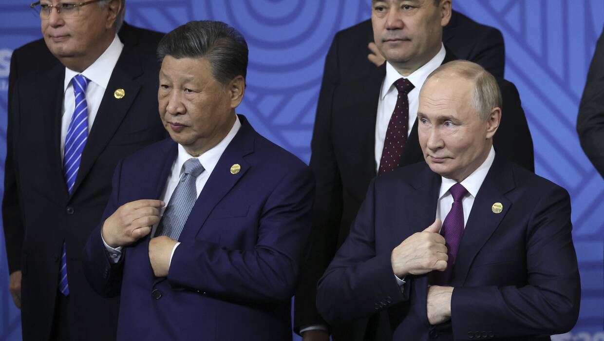 Na pierwszym planie Xi Jinping i Władimir Putin Fot. PAP/EPA/MAXIM SHIPENKOV