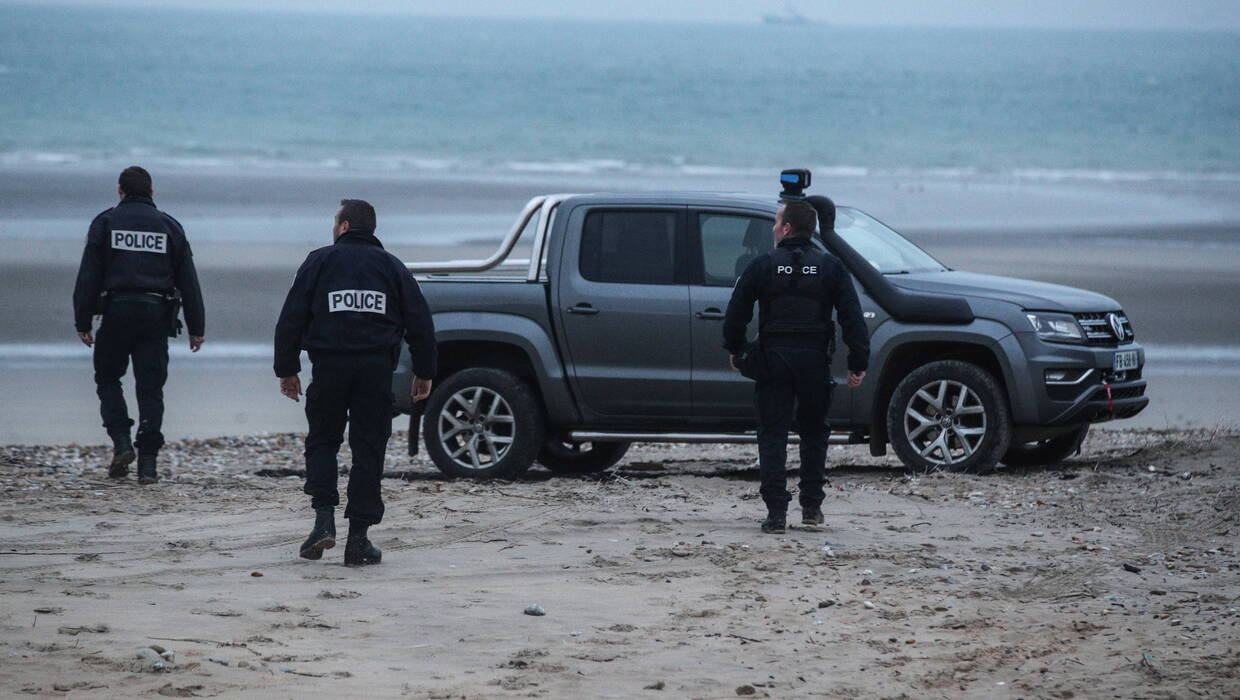 Francuska policja na wybrzeżu nad kanałem La Manche, fot. PAP/EPA/MOHAMMED BADRA