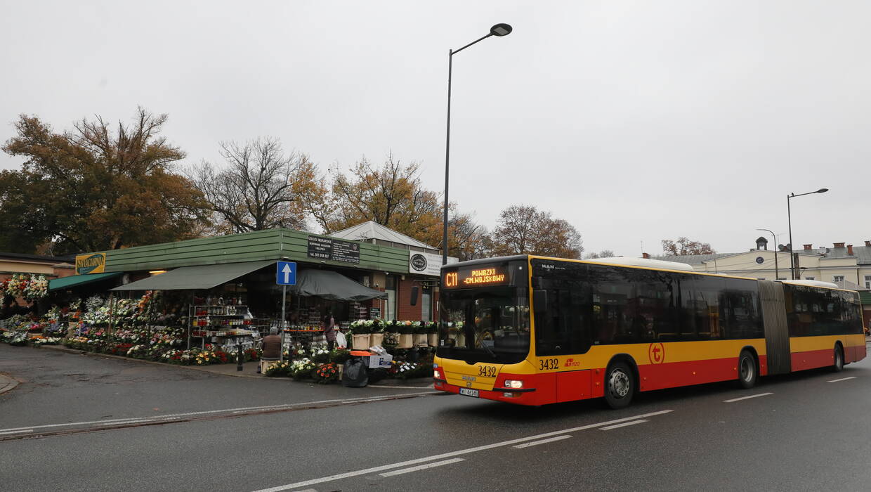  Autobus linii cmentarnej C11 w okolicach Cmentarza Bródnowskiego w Warszawie, Fot. PAP/	Paweł Supernak