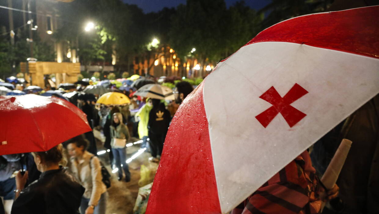 Gruzini podczas demonstracji Fot. PAP/EPA/ZURAB KURTSIKIDZE