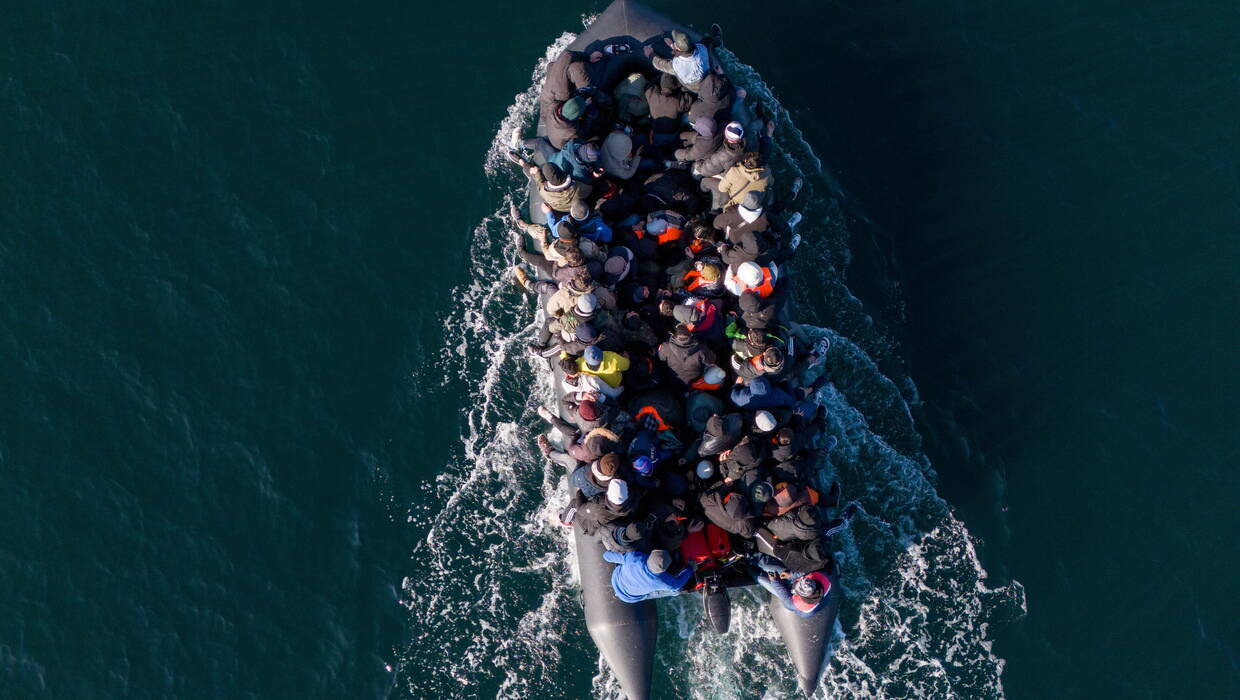 Łódź z imigrantami na kanale La Manche, zdjęcie ilustracyjne, fot. PAP/EPA/TOLGA AKMEN