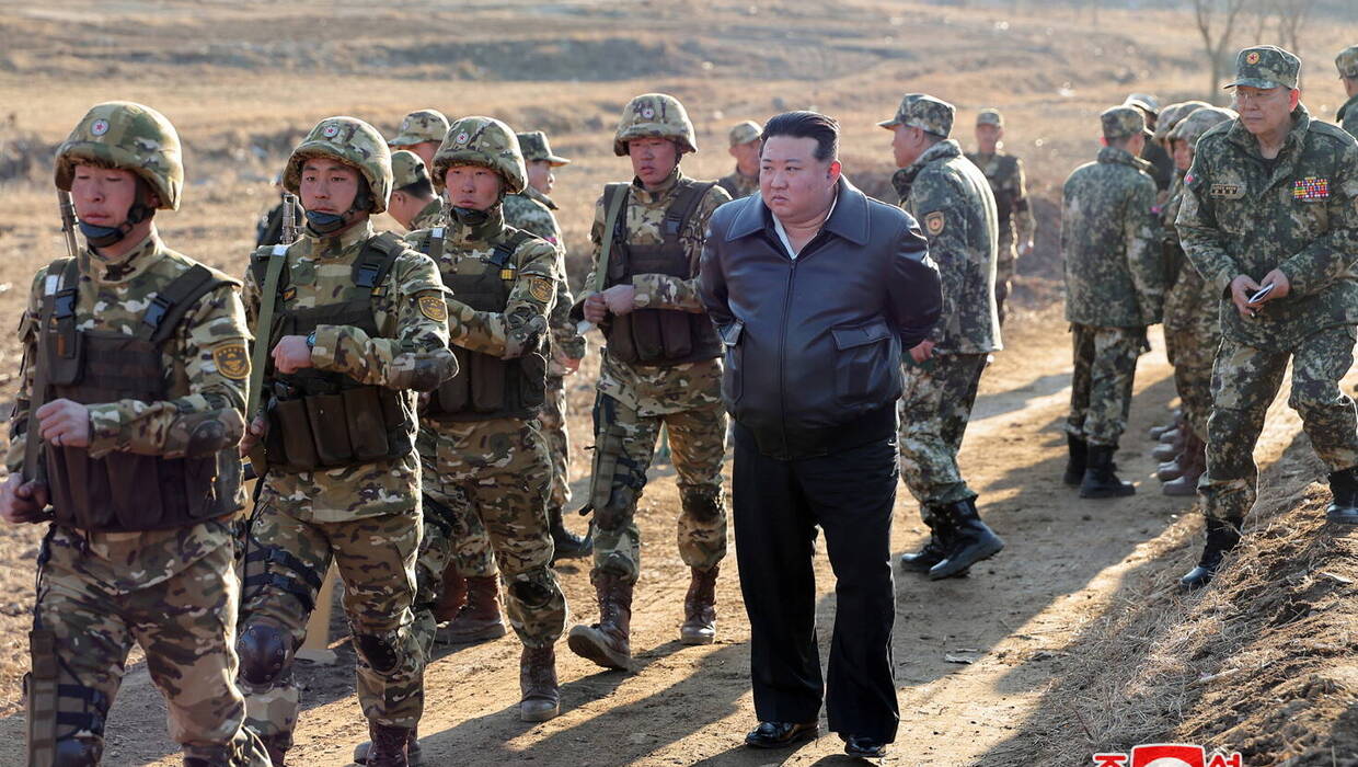 Kim Dzong Un z żołnierzami, fot. PAP/EPA/KCNA