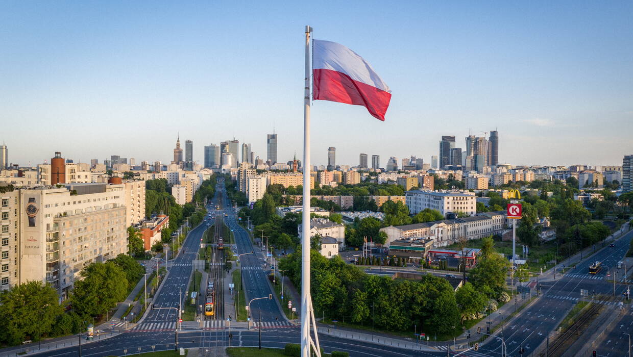 Flaga Polski na Rondzie Zgrupowania AK „Radosław” w Warszawie, fot. PAP/Leszek Szymański