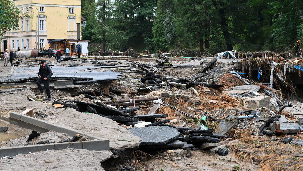 Zniszczenia spowodowane powodzią w miejscowości Lądek-Zdrój, fot. PAP/Maciej Kulczyński