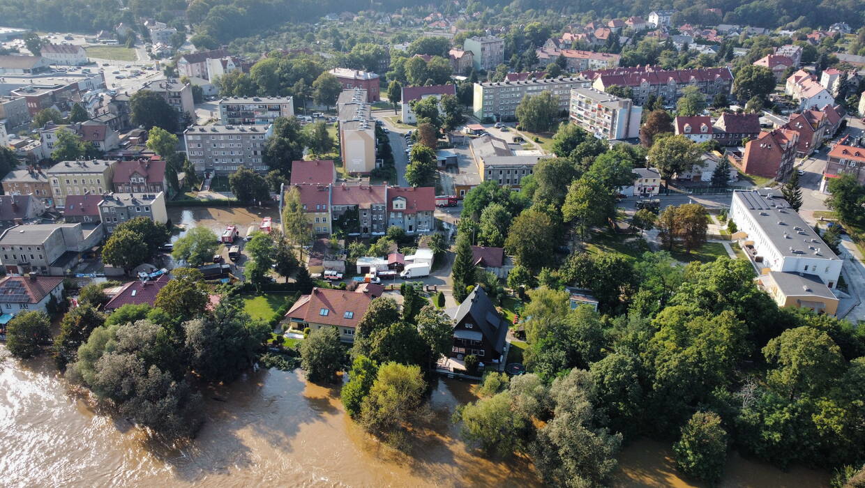 Zalania, do których doszło w Żaganiu w woj. lubuskim. Fot. PAP/Lech Muszyński