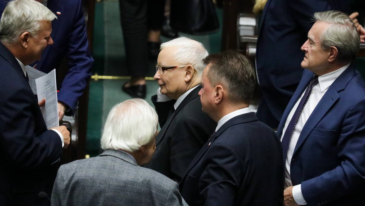 Prezes PiS Jarosław Kaczyński (C), przewodniczący KP PiS Mariusz Błaszczak (2P) oraz posłowie PiS Piotr Gliński (P), Ryszard Terlecki (2L) i Marek Suski (L). Fot. PAP/	Tomasz Gzell