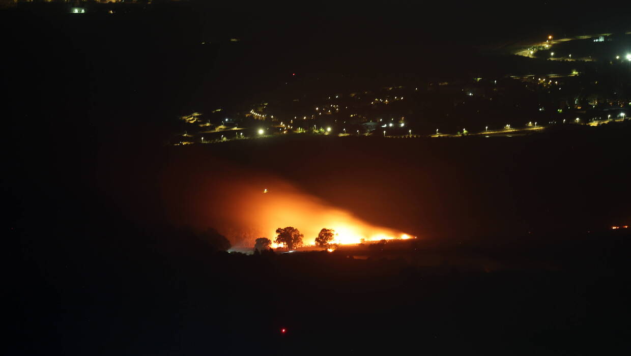 Pożar w wyniku pocisku wystrzelonego z południowego Libanu na Izrael. Fot. 	ATEF SAFADI/	ATEF SAFADI