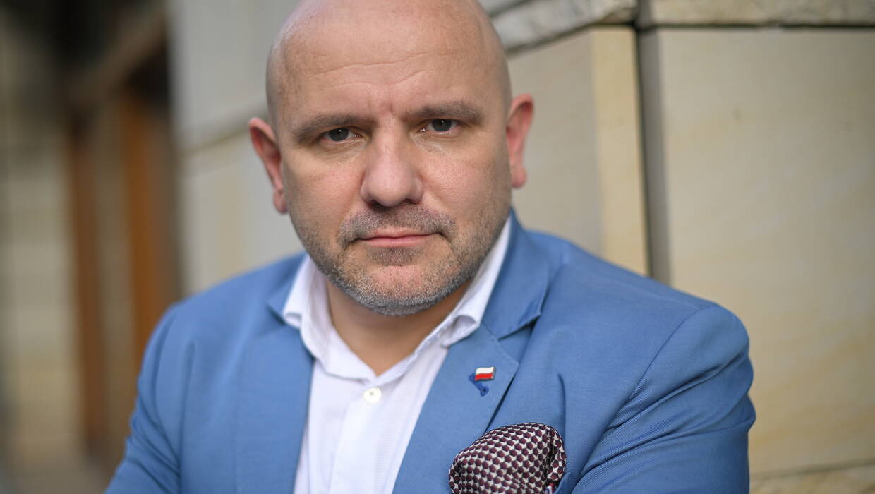 Poseł Solidarnej Polski Mariusz Gosek przed siedzibą Polskiej Agencji Prasowej w Warszawie, fot. PAP/Marcin Obara