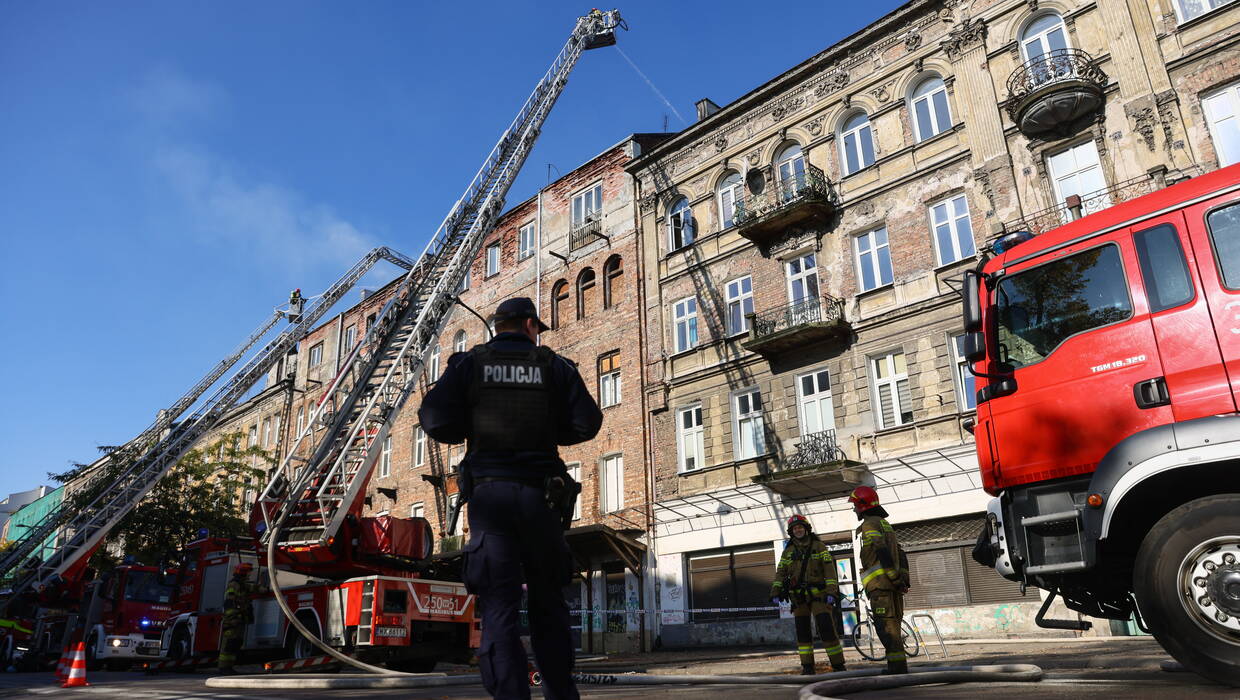 Akcja dogaszania pożaru kamienicy. Fot. PAP/Leszek Szymański