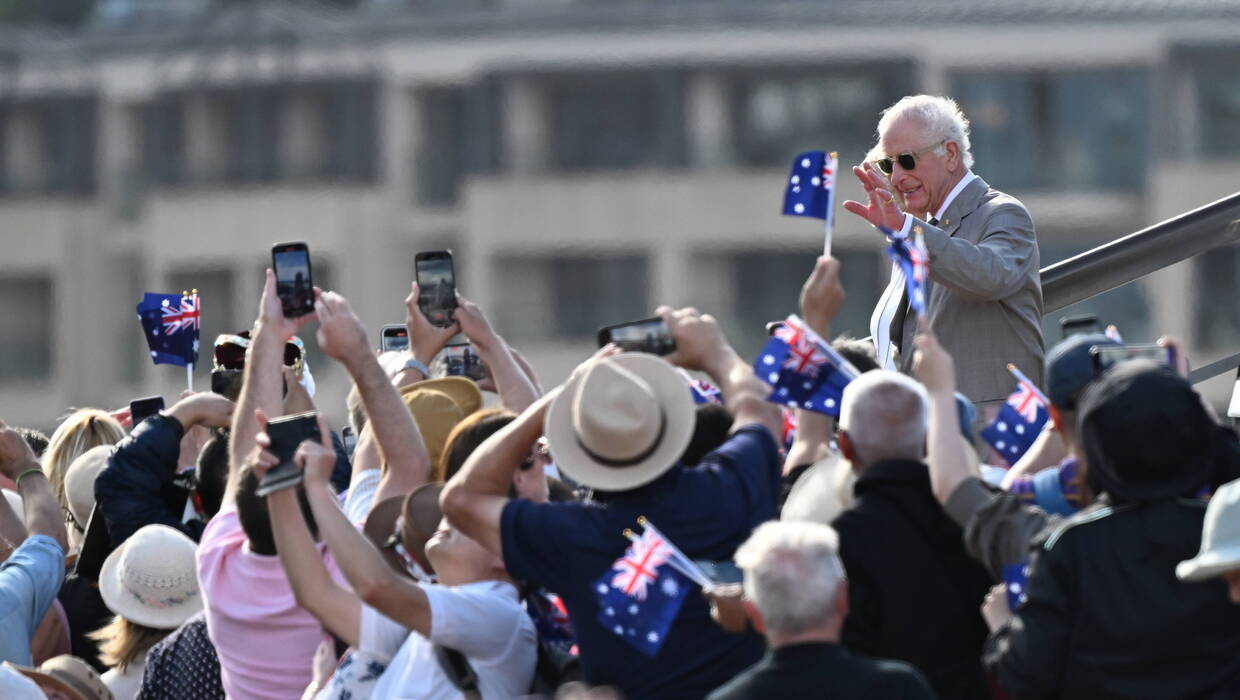 Spotkanie króla Karola III i królowej Kamili z tłumem w Sydney, fot. PAP/EPA/AAP/DEAN LEWINS