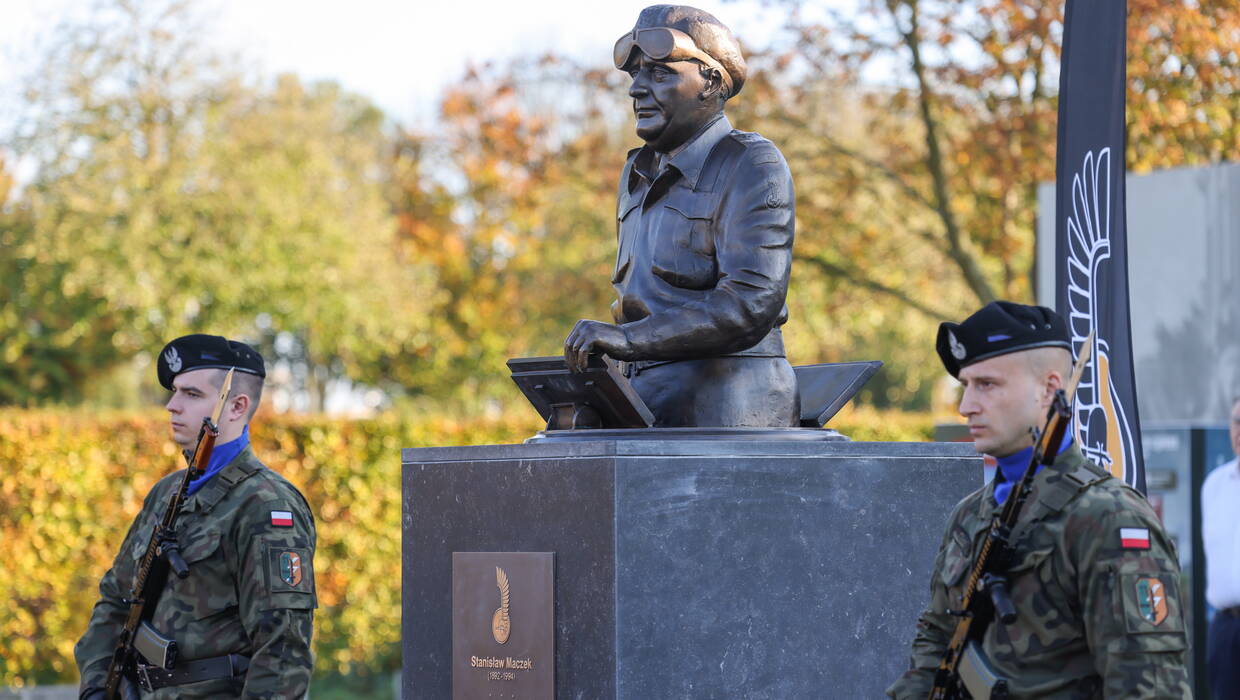 Obchody 80. rocznicy wyzwolenia Bredy. Uroczyste odsłonięcie popiersia Stanisława Maczka na Polskim Honorowym Cmentarzu Wojskowym w Bredzie, 25 bm. (ad) PAP/Albert Zawada